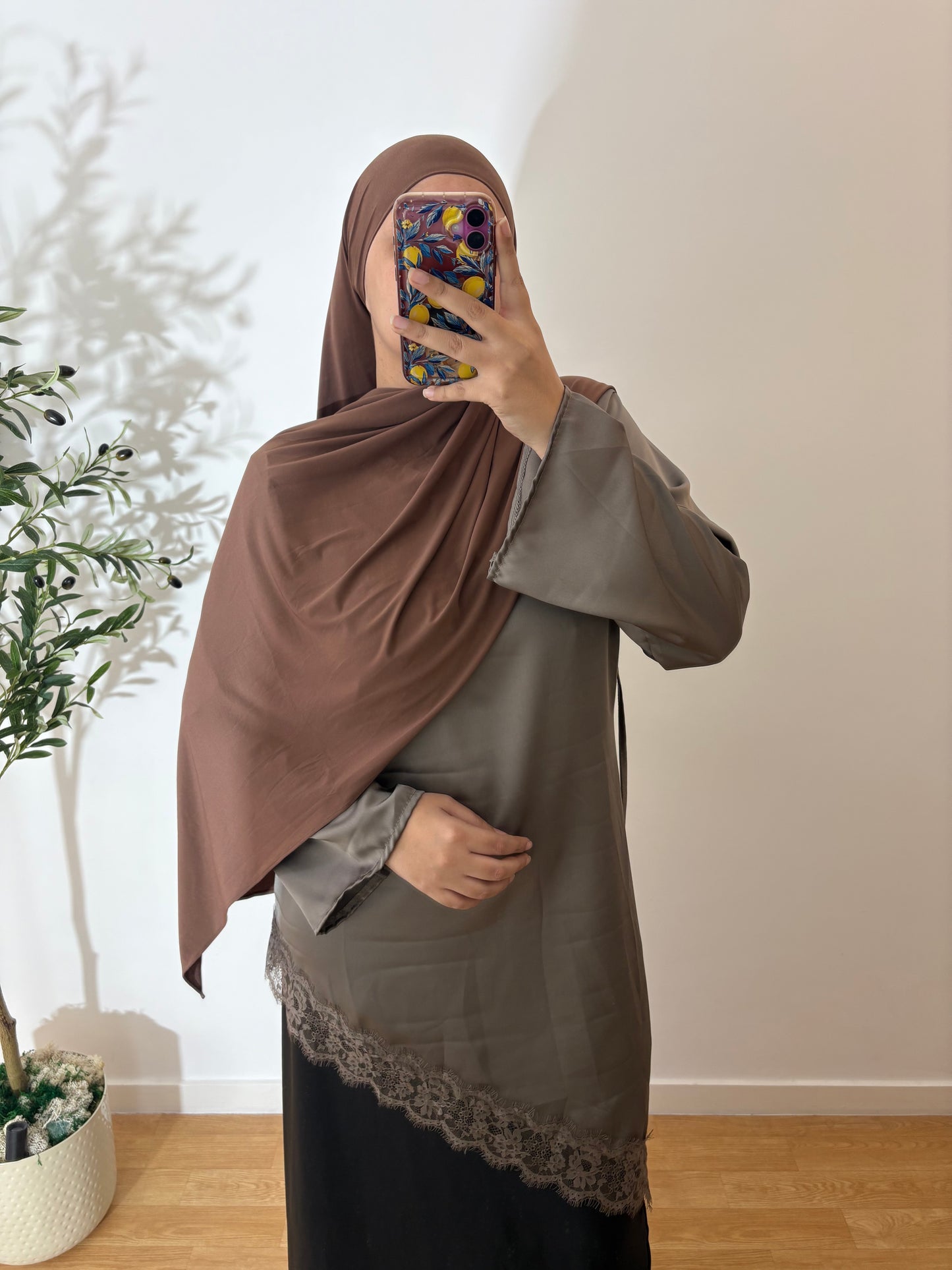 Haut asymétrique satin motif dentelle (8 couleurs)