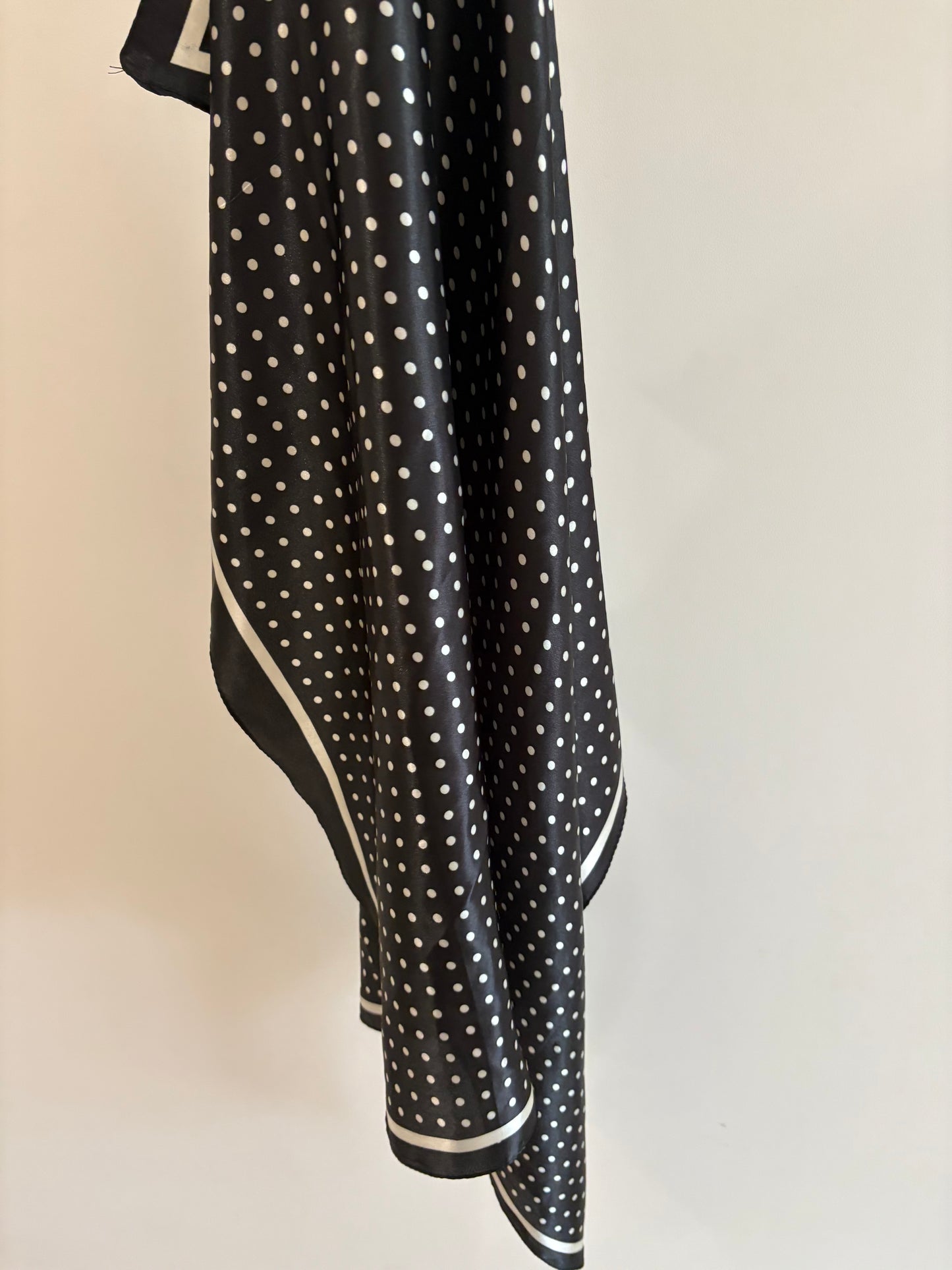 Carré de satin à pois