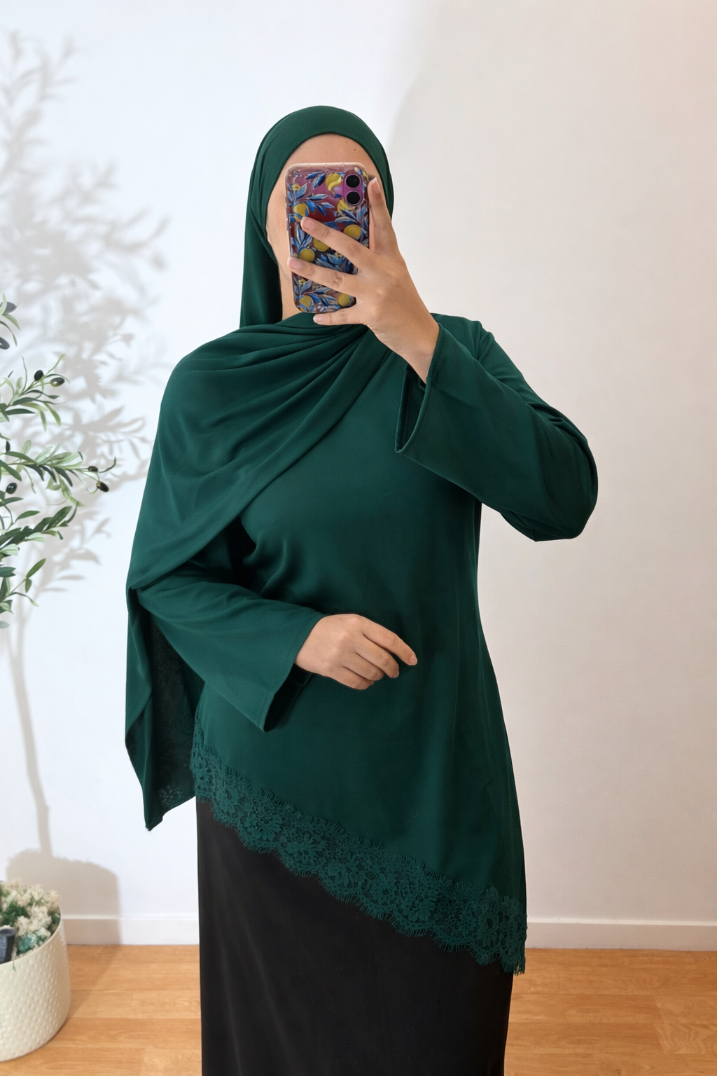 Haut asymétrique satin motif dentelle (8 couleurs)