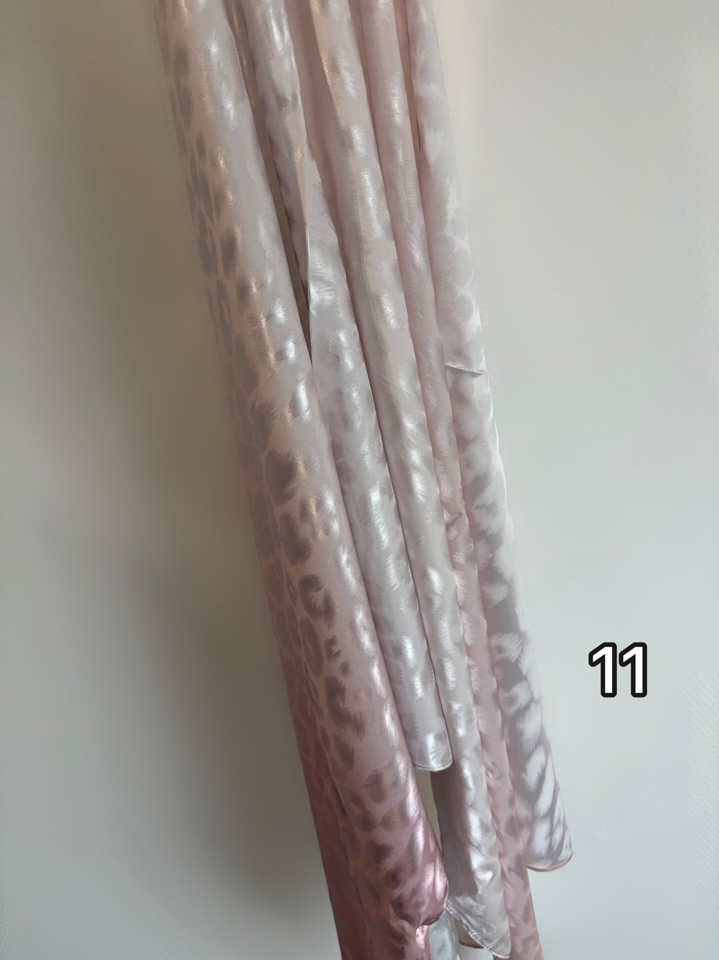 Hijab dégradé satiné à motif