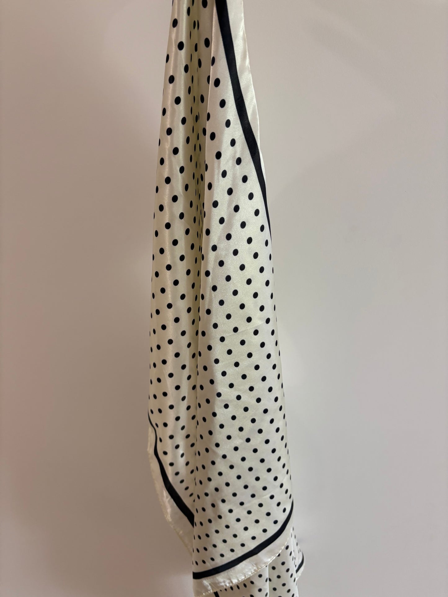 Carré de satin à pois