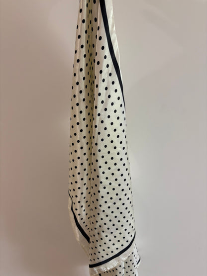 Carré de satin à pois