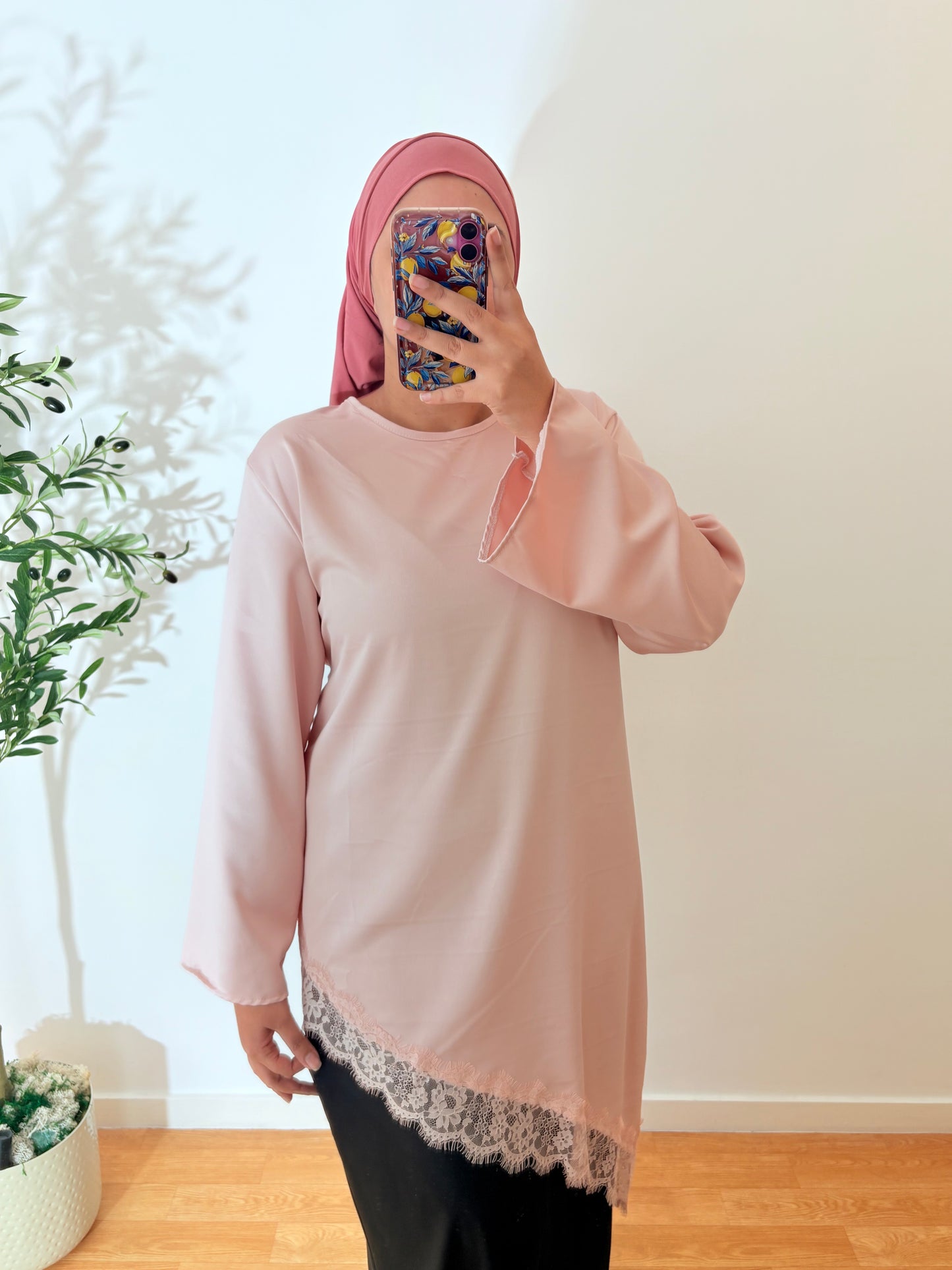 Haut asymétrique satin motif dentelle (8 couleurs)