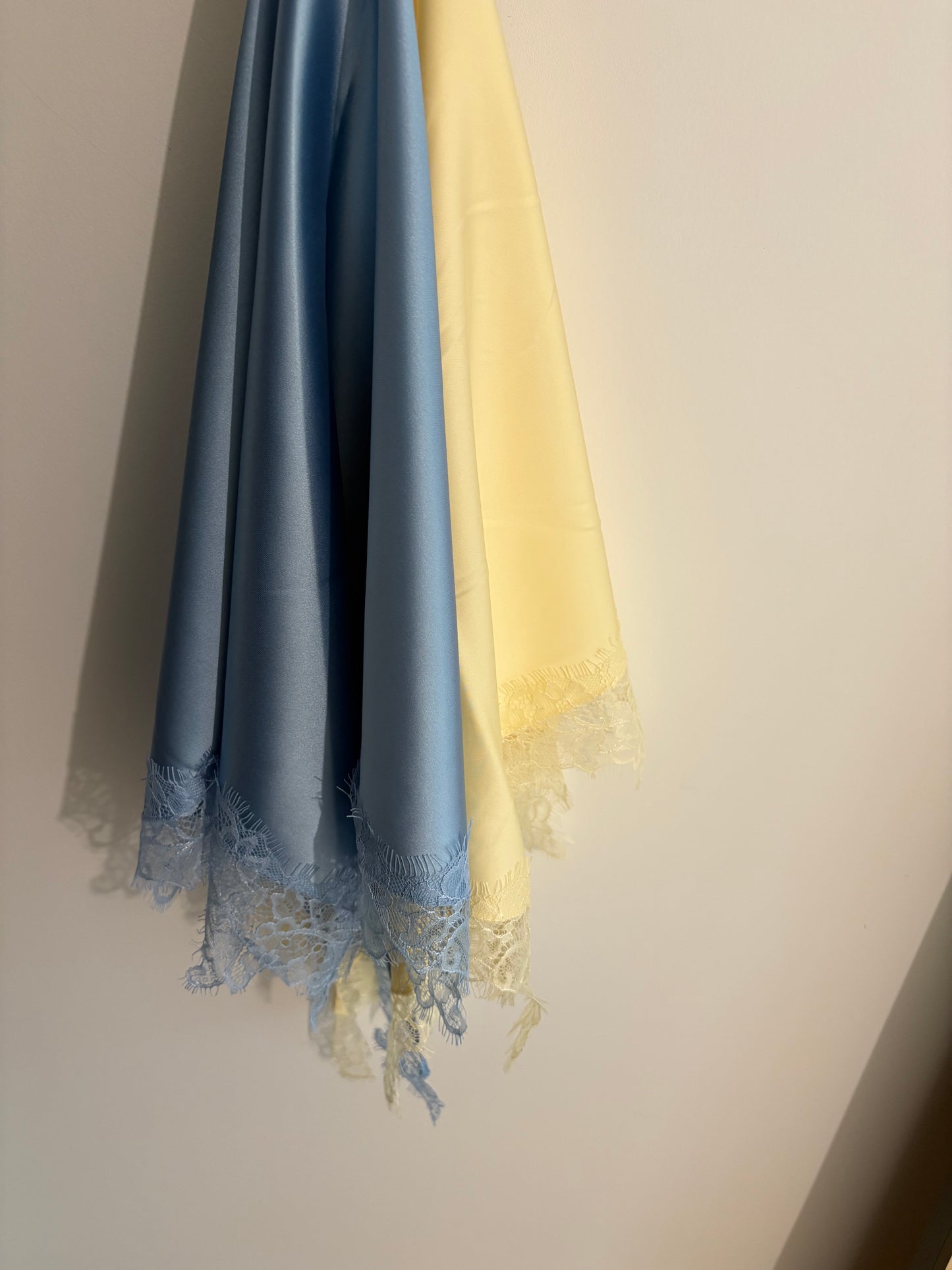 Triangle à nouer satin/dentelle