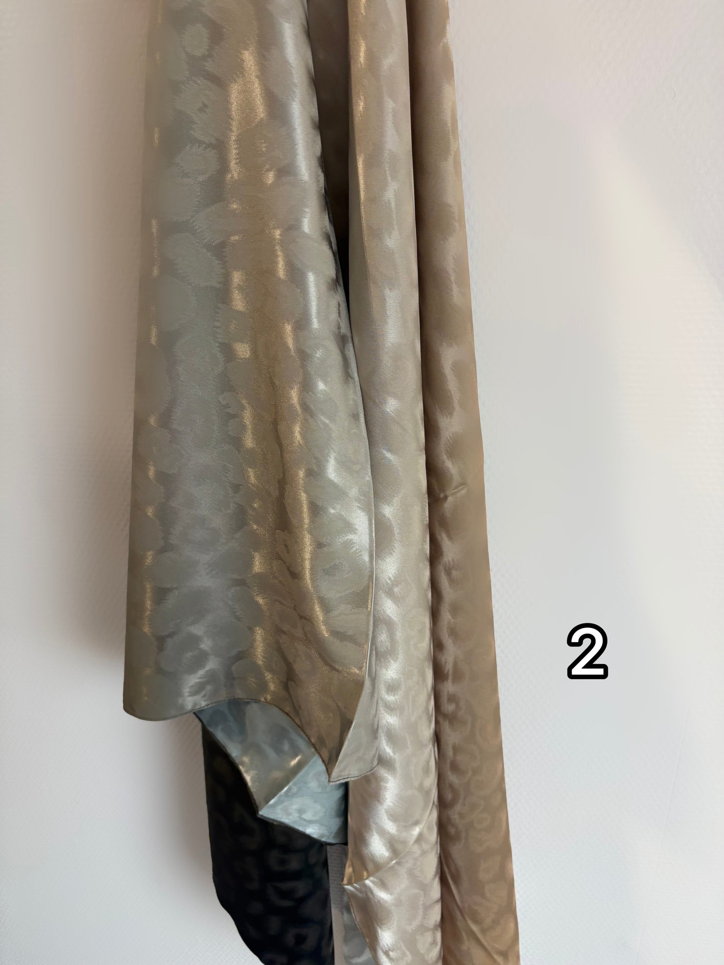 Hijab dégradé satiné à motif